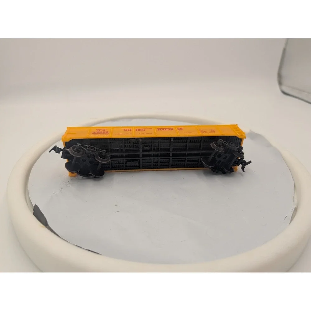 Union‎ Pacific HO Scale Gondola Car Yellow UP 29500 with Coal Load